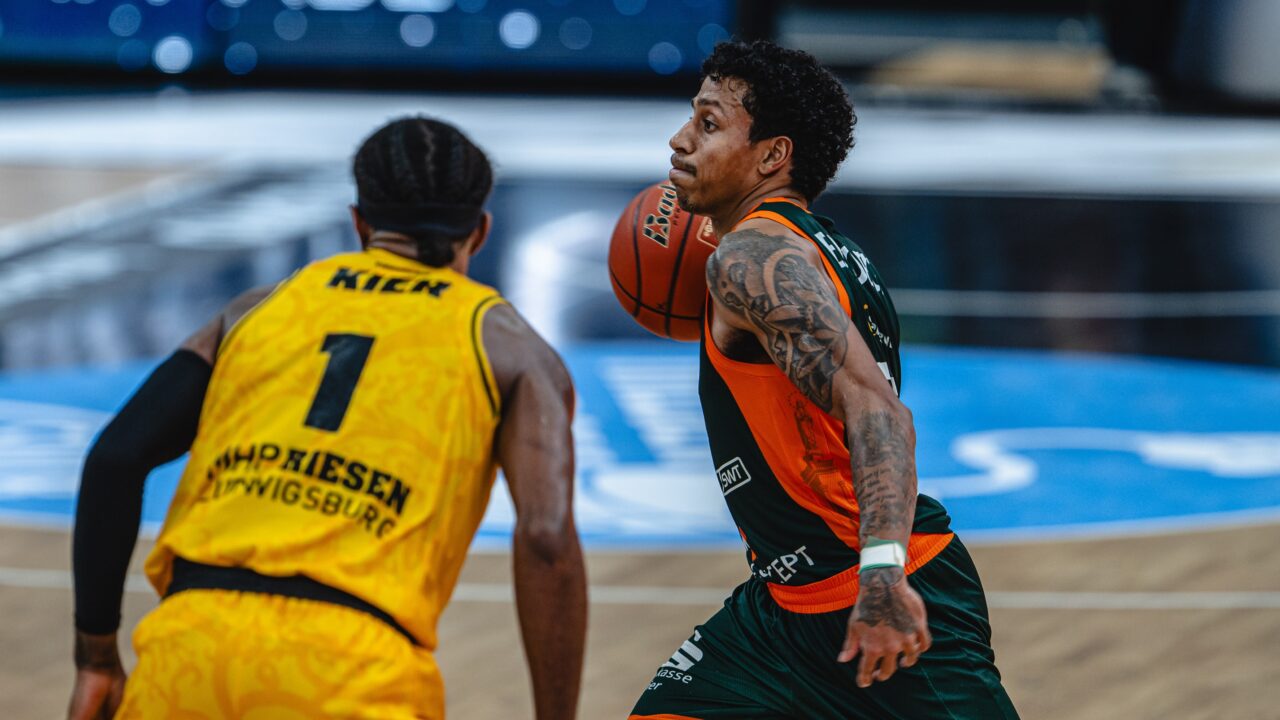 Justin Kier (MHP RIESEN Ludwigsburg, #01), Eli Brooks (VET-CONCEPT Gladiators Trier, #55),

MHP RIESEN Ludwigsburg vs. VET-CONCEPT Gladiators Trier, Basketball, Bundesliga, easycredit BBL, 4. Spieltag, Spielzeit 2026/2027, 04.10.2026,

Foto: Sascha Walther
