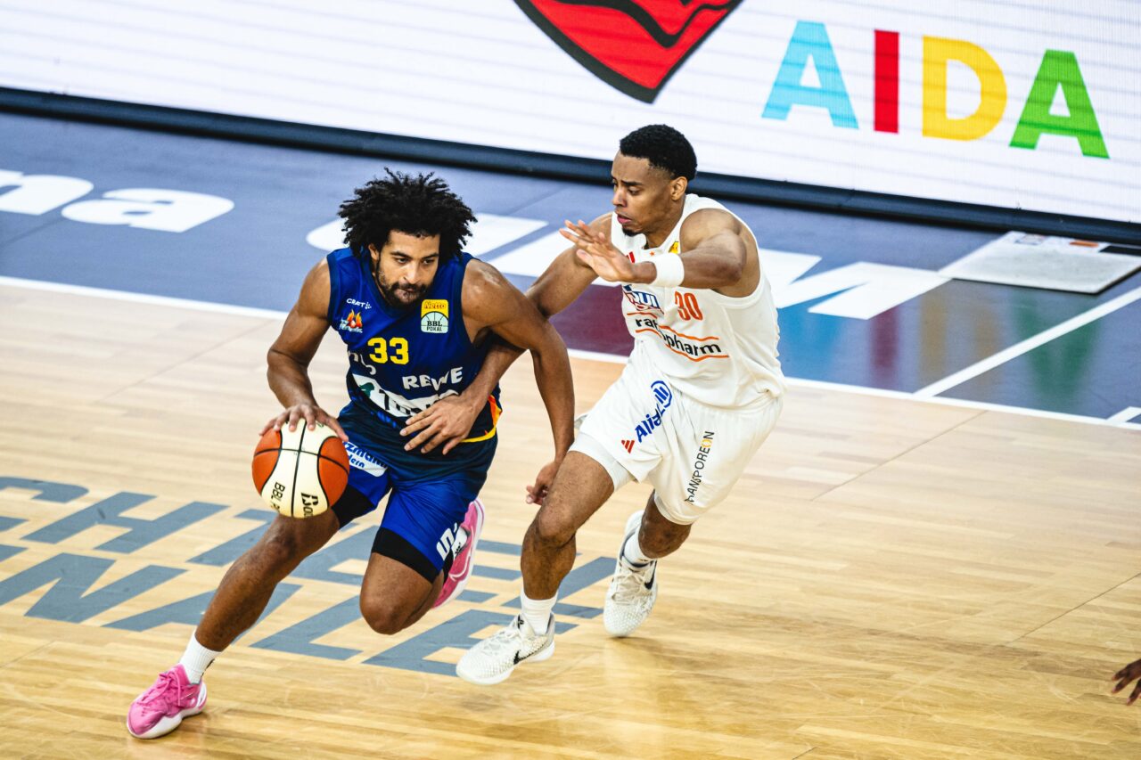 Trenton Gibson (Phoenix Hagen) und Jaylen Sims (ratiopharm ulm) im Zweikampf, battle for the ball, ratiopharm ulm vs Phoenix Hagen 
Foto: Harry Langer