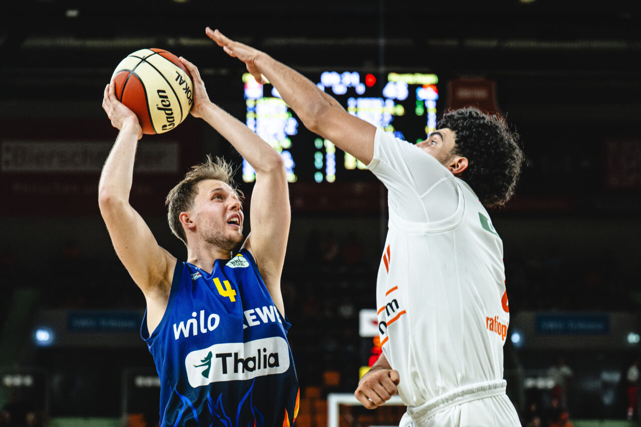 Bjarne Kraushaar (Phoenix Hagen) und Adam Atamna (ratiopharm ulm) im Zweikampf, battle for the ball, ratiopharm ulm vs Phoenix Hagen
Foto: Harry Langer