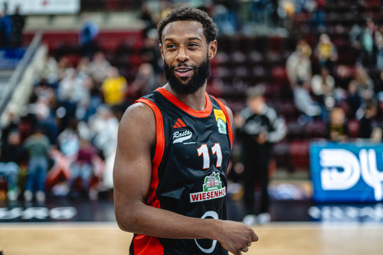 Jubel bei Vechta nach dem Sieg, Matt Lewis (RASTA Vechta, #11)
MHP RIESEN Ludwigsburg vs. Rasta Vechta, Basketball, Netto BBL Pokal, Achtelfinale, Spielzeit 2026/2027, 18.10.2026,
Foto: Sascha Walther
