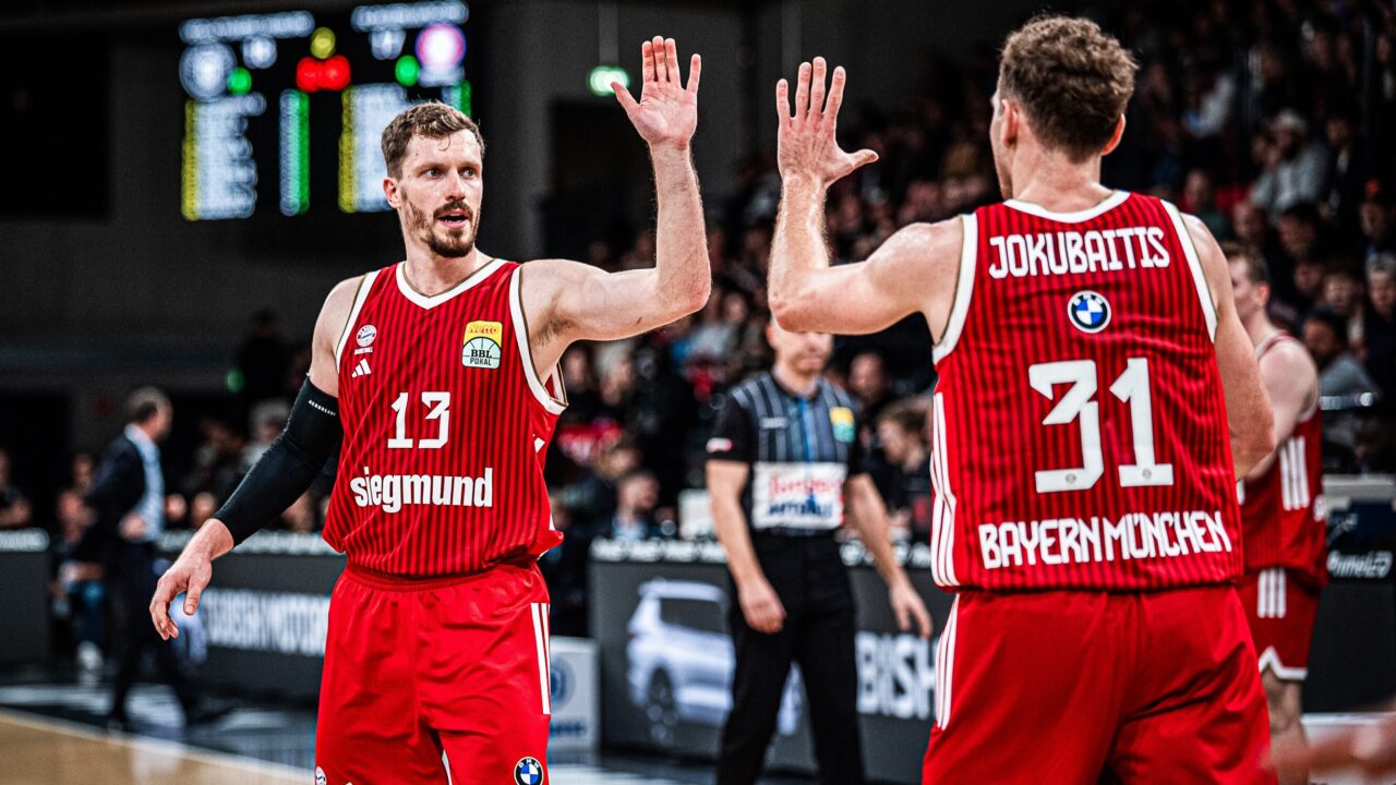 Andreas Obst (FC Bayern Muenchen Basketball, #13) und Rokas Jokubaitis (FC Bayern Muenchen Basketball, #31) klatschen ab,

GER, Veolia Towers Hamburg vs FC Bayern Muenchen Basketball, Basketball, Netto BBL Pokal, Achtelfinale, Saison 2026/2027, 18.10.2026