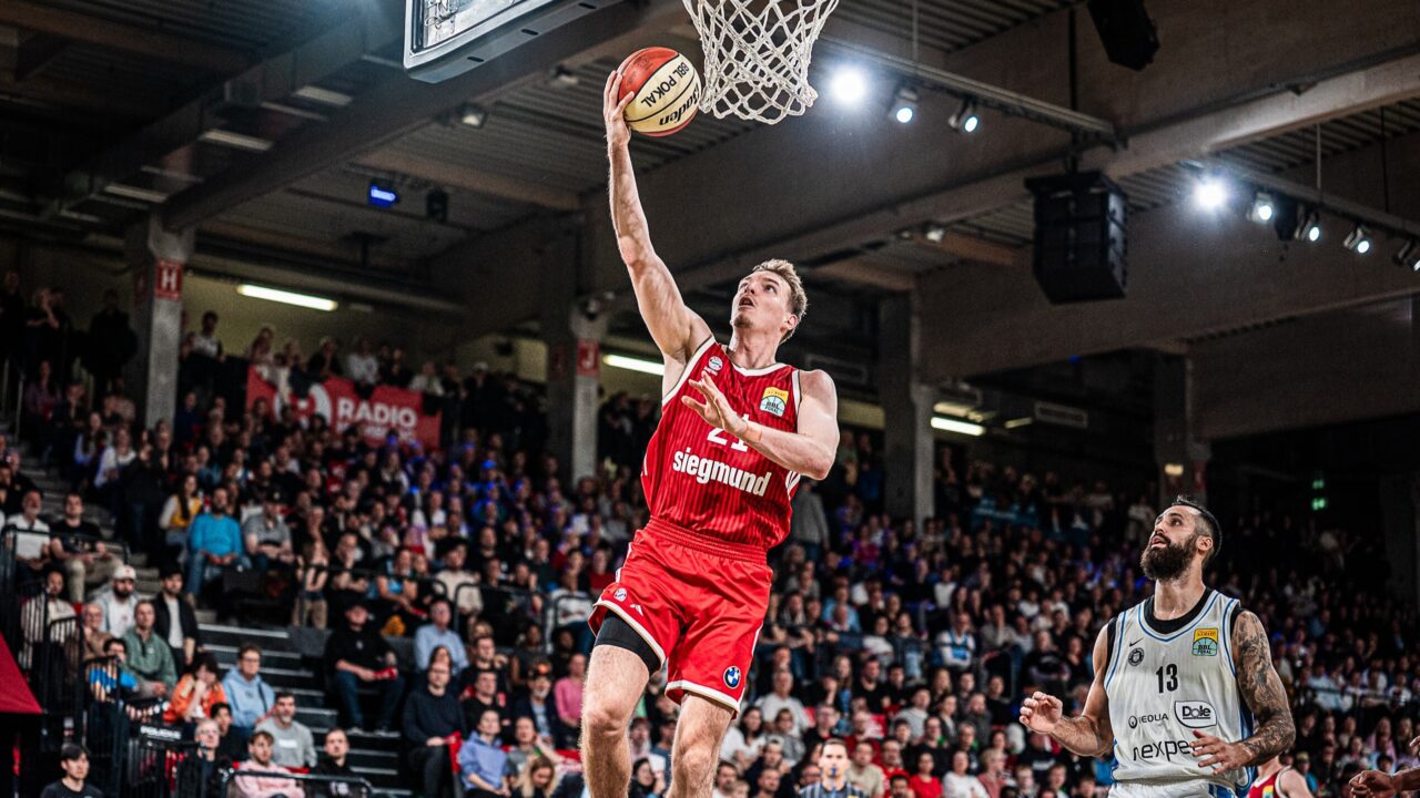 Justus Hollatz (FC Bayern Muenchen Basketball, #21) beim Korbleger,

GER, Veolia Towers Hamburg vs FC Bayern Muenchen Basketball, Basketball, Netto BBL Pokal, Achtelfinale, Saison 2026/2027, 18.10.2026